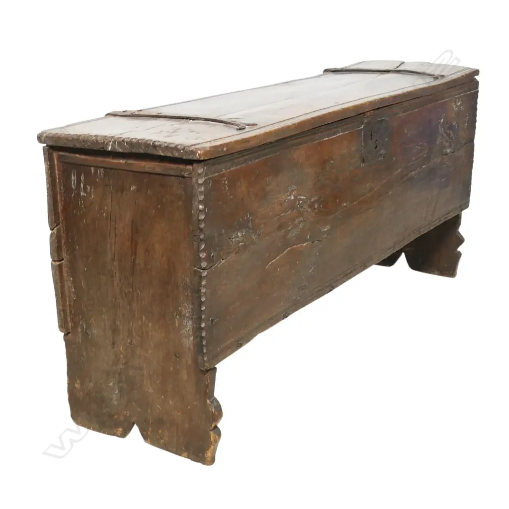 A 16th/17thC oak sword chest/coffer, Image 1++