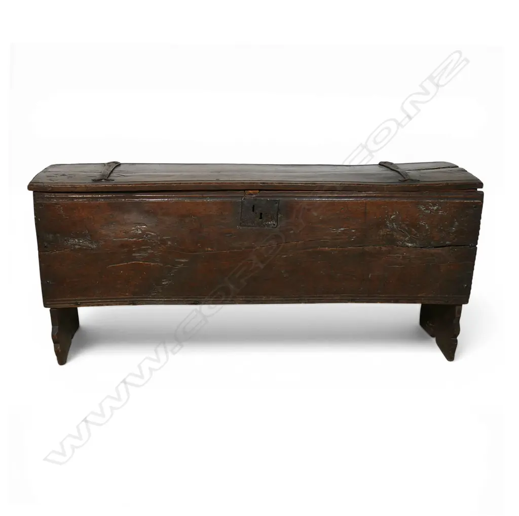 A 16th/17thC oak sword chest/coffer, Image 1++