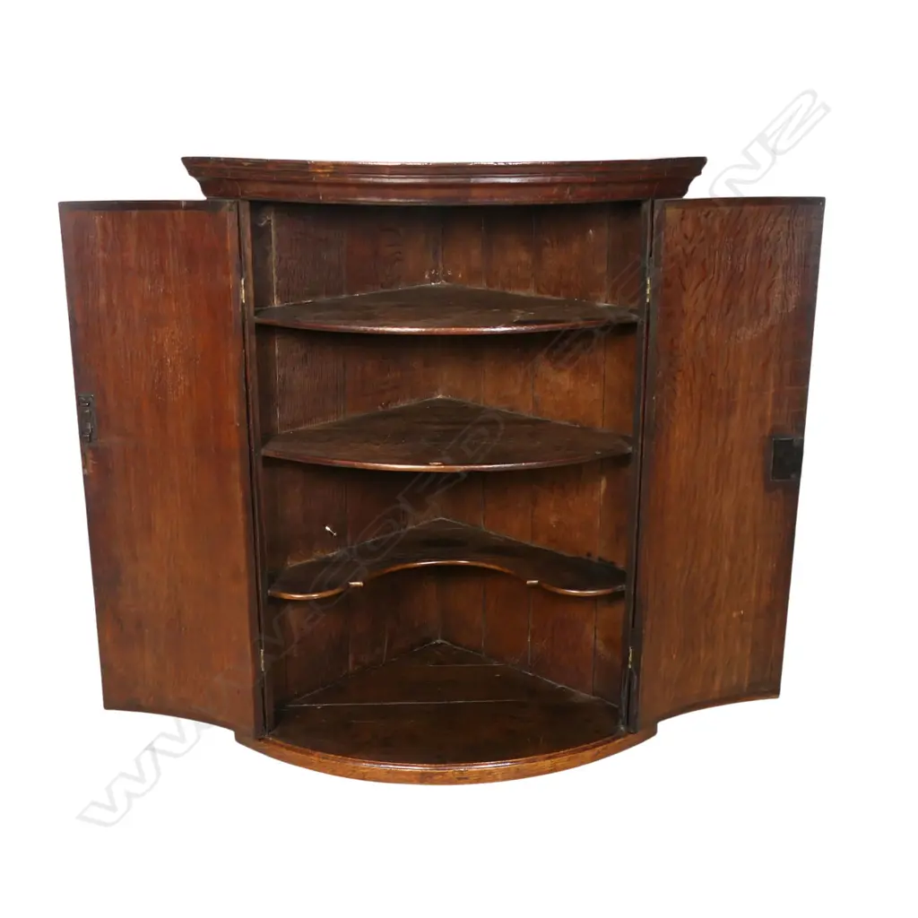 A Georgian oak corner cupboard, Image 1++