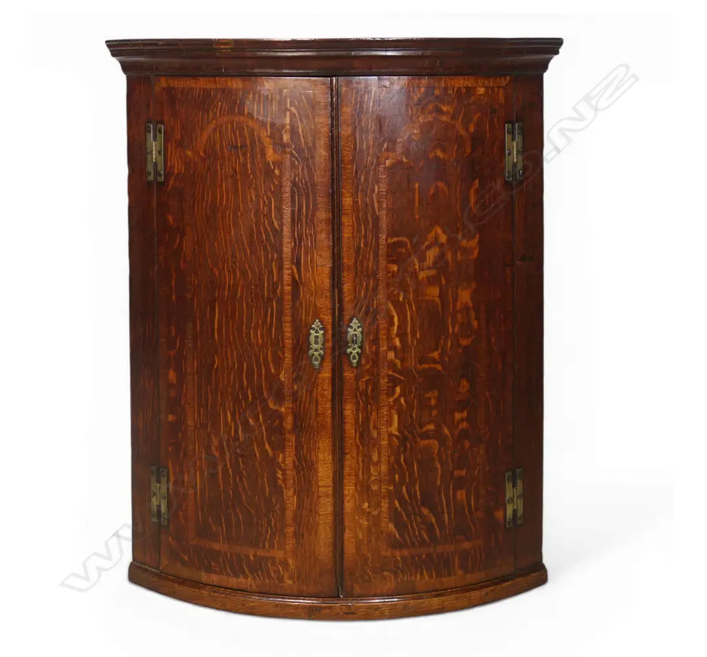 A Georgian oak corner cupboard, Image 1++
