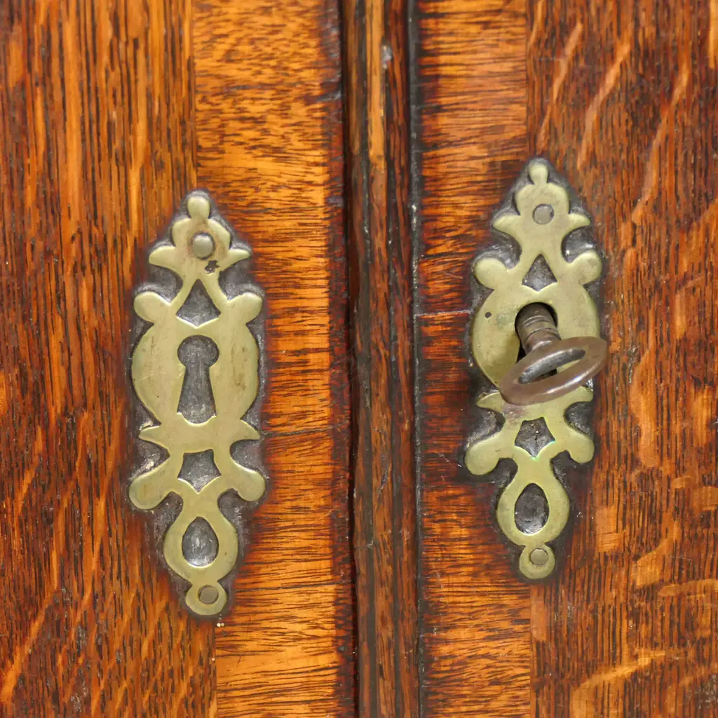 A Georgian oak corner cupboard, Image 1++