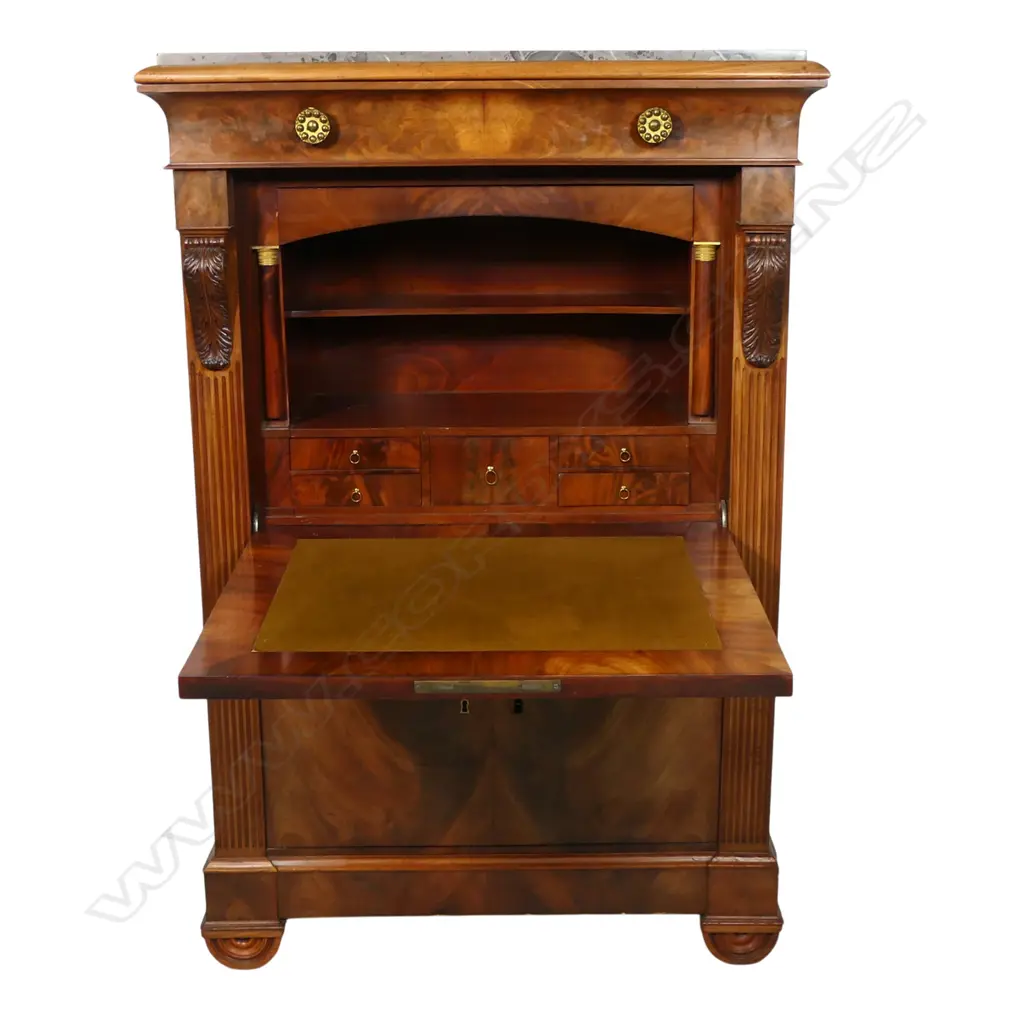 A 19thC flame mahogany Secrétaire à Abattant, Image 1++