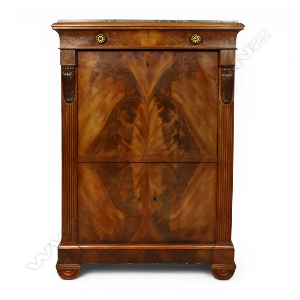A 19thC flame mahogany Secrétaire à Abattant, Image 1++