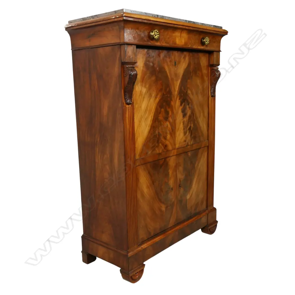 A 19thC flame mahogany Secrétaire à Abattant, Image 1++