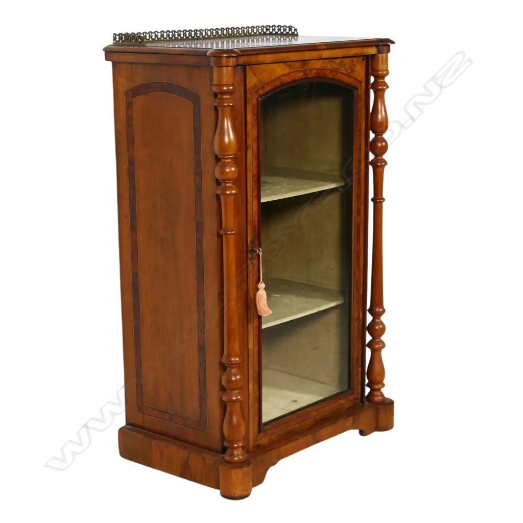 A Victorian walnut music cabinet, Image 1++