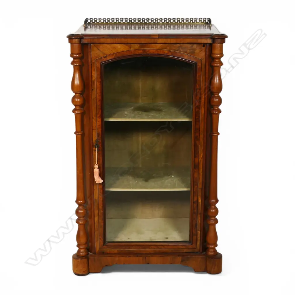 A Victorian walnut music cabinet, Image 1++
