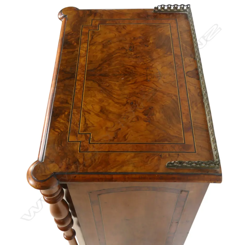 A Victorian walnut music cabinet, Image 1++