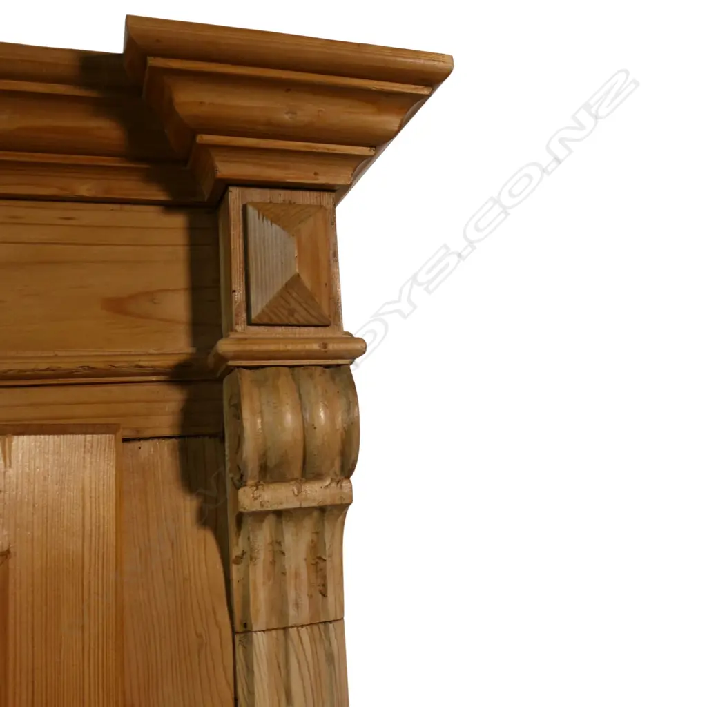 A Victorian pine cupboard, Image 1++