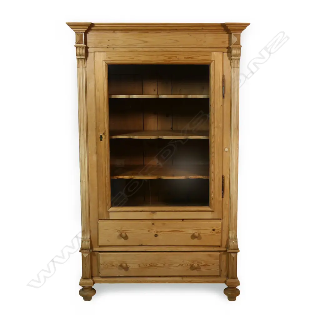 A Victorian pine cupboard, Image 1++