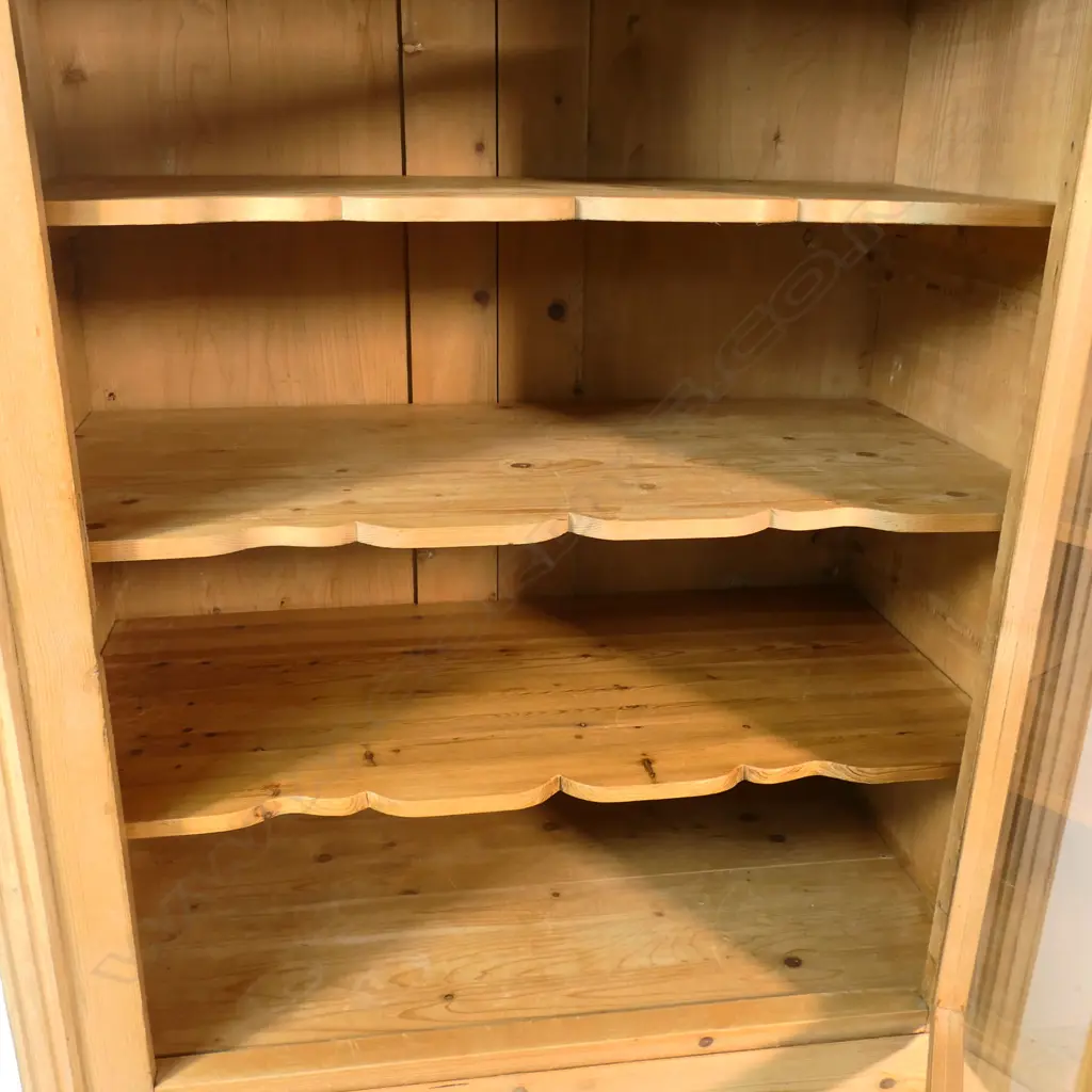 A Victorian pine cupboard, Image 1++