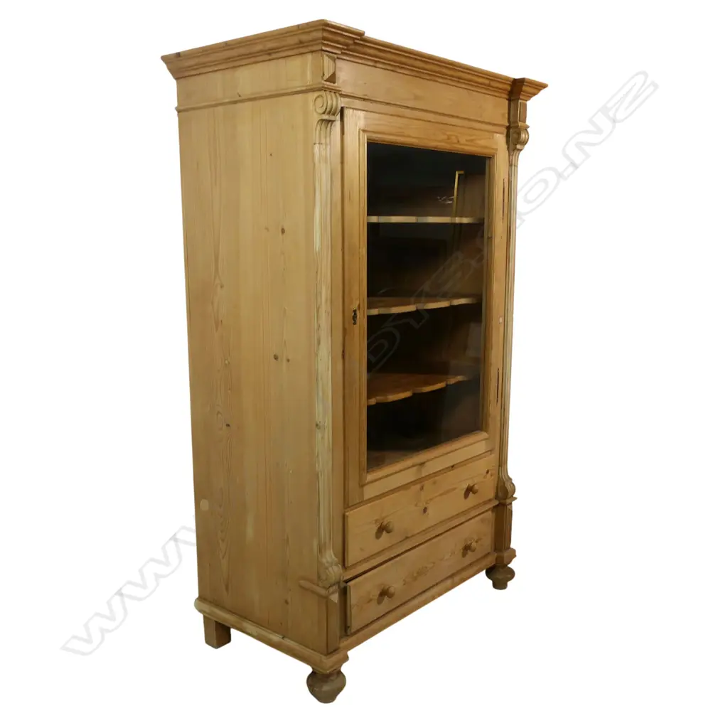 A Victorian pine cupboard, Image 1++