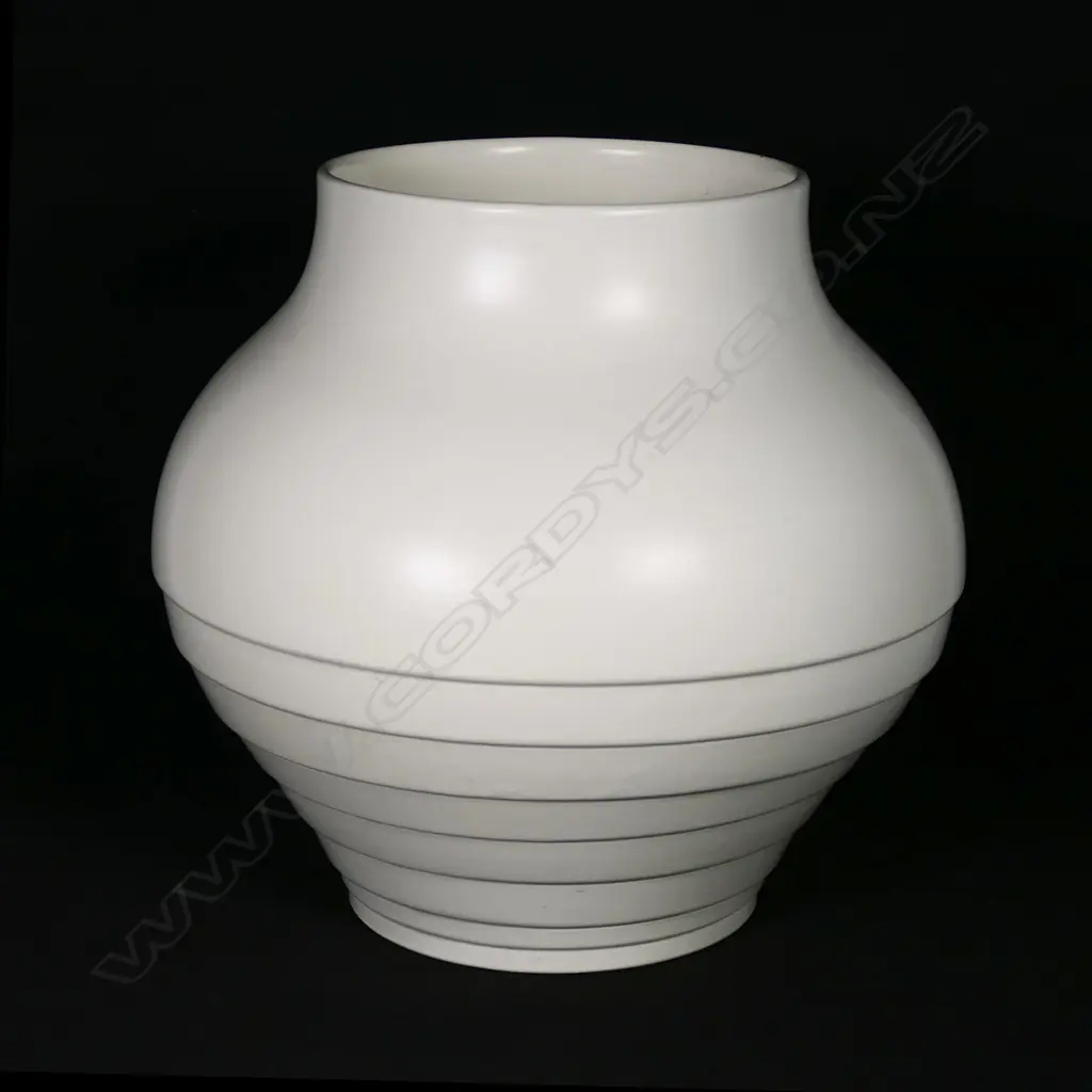A large Crown Lynn hand crafted vase, Image 1++