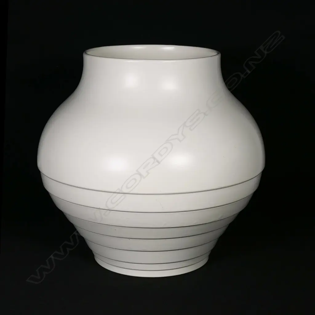 A large Crown Lynn hand crafted vase, Image 1++