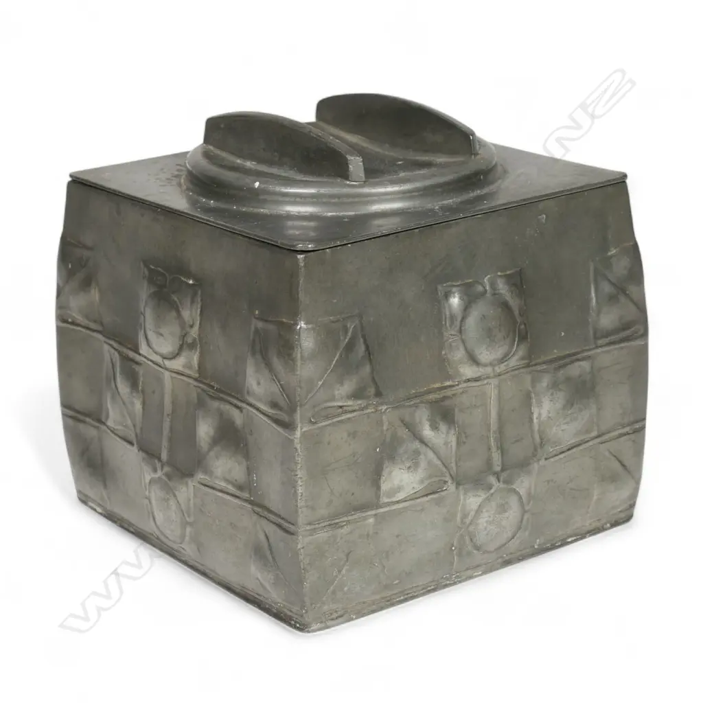 Archibald Knox English (Tudric) Pewter biscuit box, Image 1++