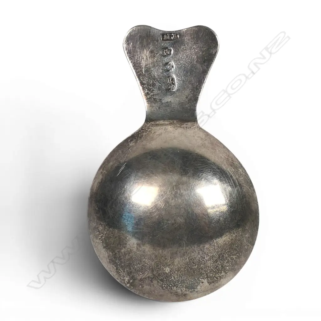 A George III silver caddy spoon, Image 1++
