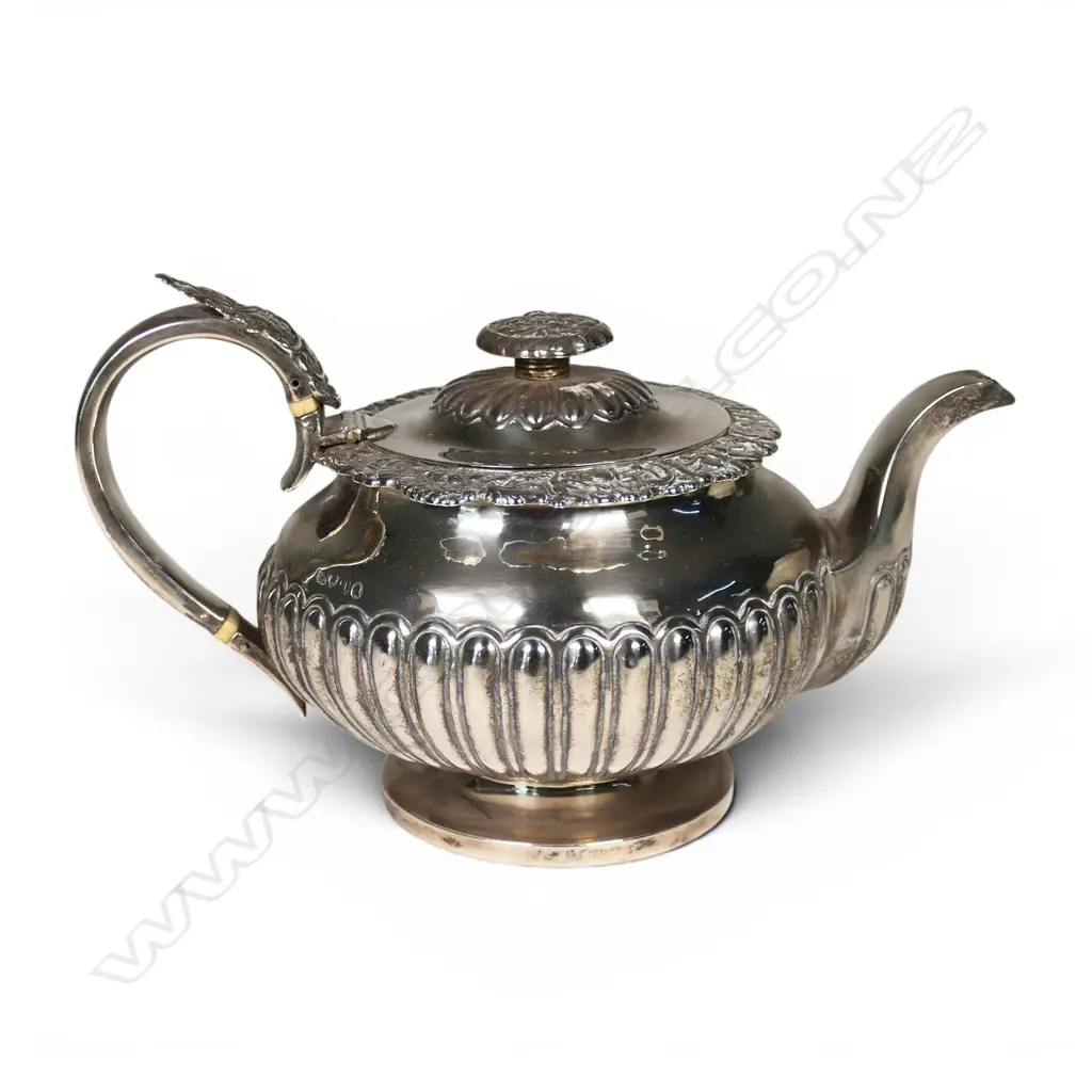 A George IV period silver teapot, Image 1++