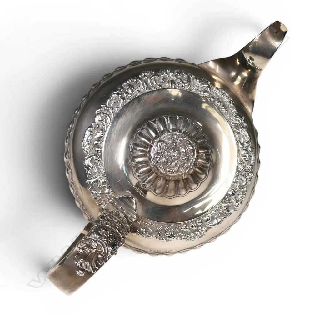 A George IV period silver teapot, Image 1++