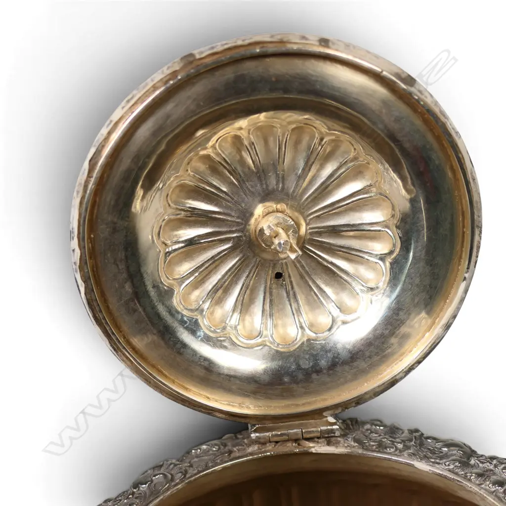 A George IV period silver teapot, Image 1++