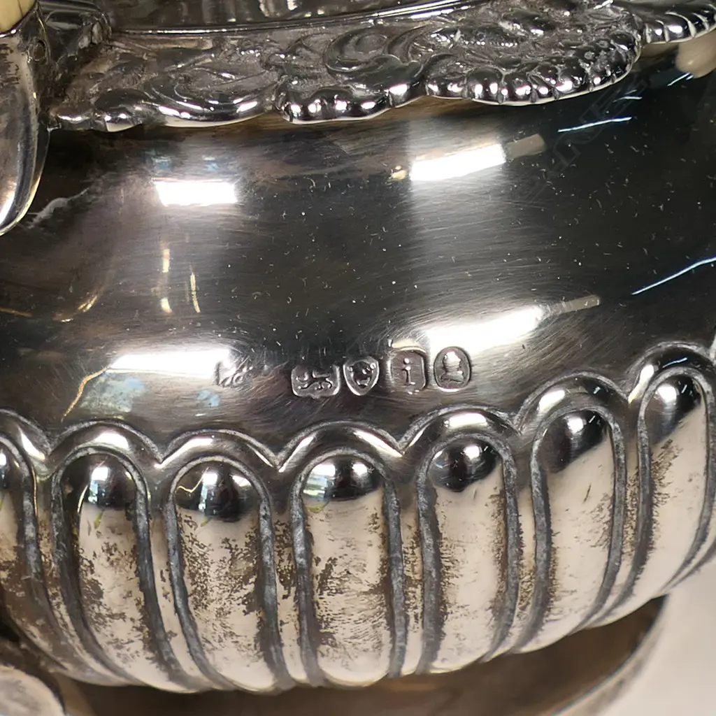 A George IV period silver teapot, Image 1++