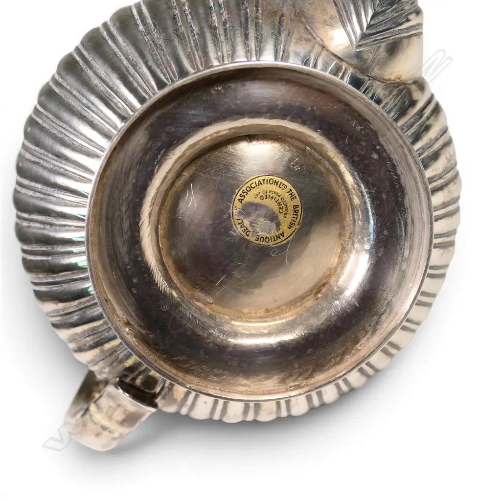 A George IV period silver teapot, Image 1++