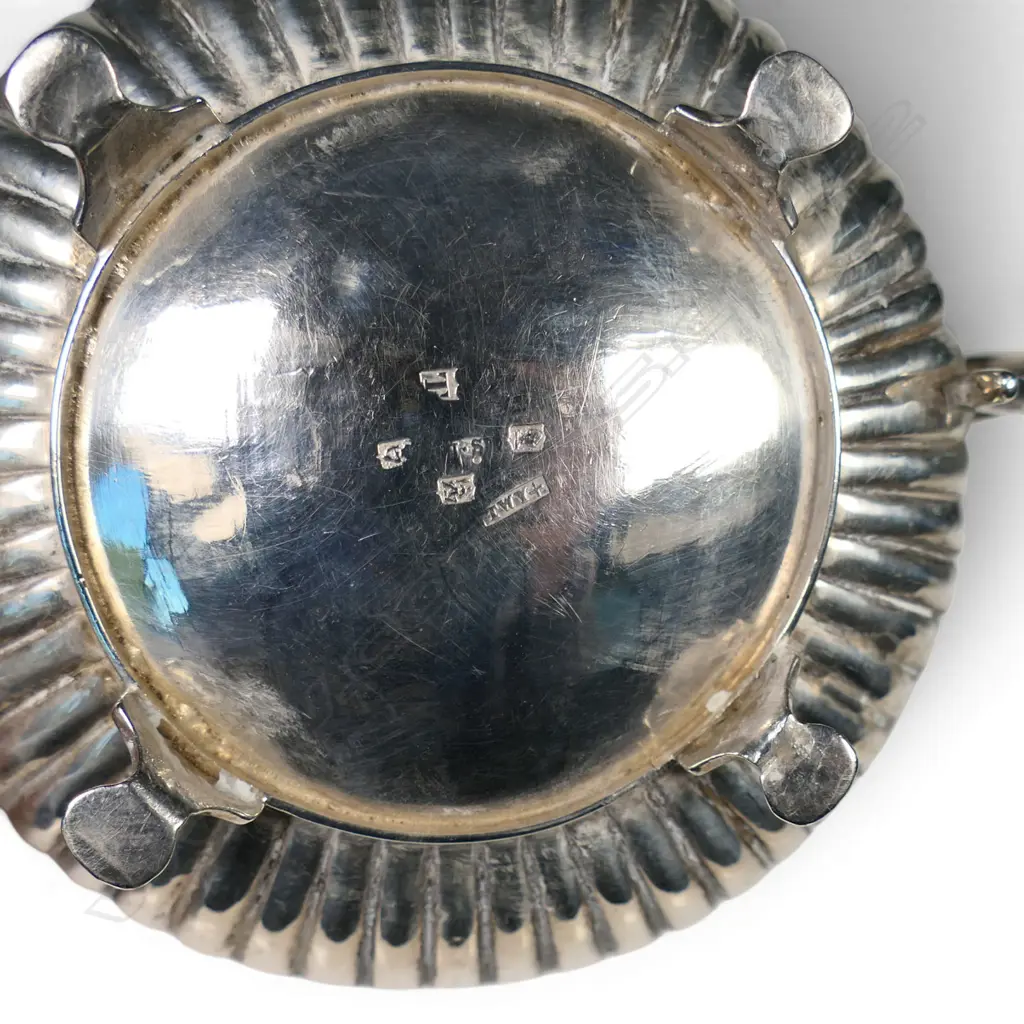 A George III Irish silver two handled sugar bowl, Image 1++