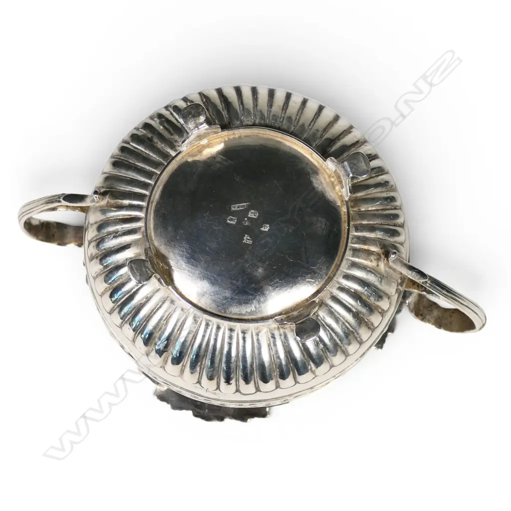 A George III Irish silver two handled sugar bowl, Image 1++