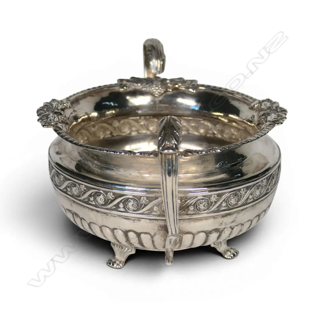 A George III Irish silver two handled sugar bowl, Image 1++