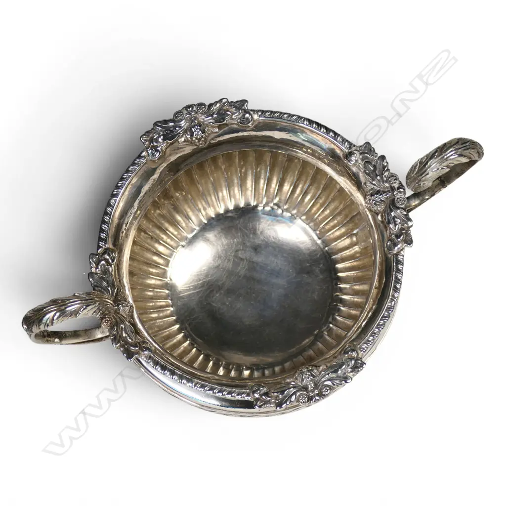 A George III Irish silver two handled sugar bowl, Image 1++