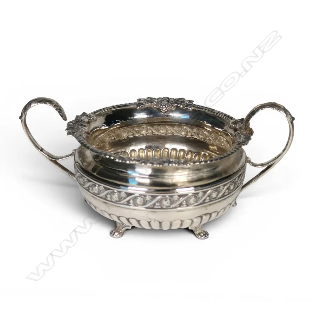 A George III Irish silver two handled sugar bowl, Image 1++
