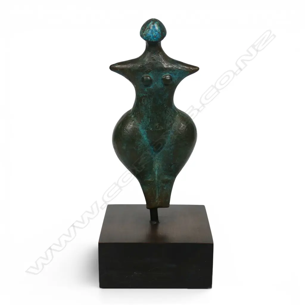 A patinated bronze female figure, Image 1++