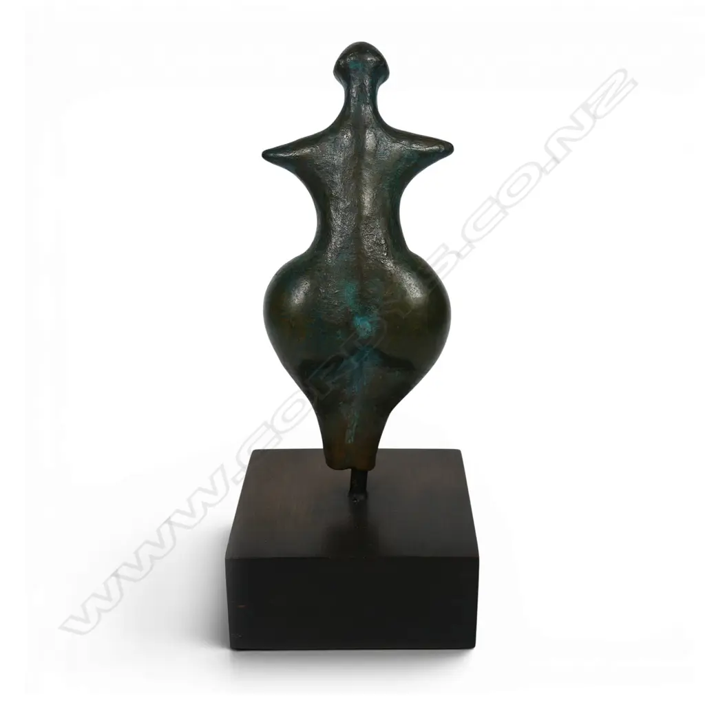 A patinated bronze female figure, Image 1++