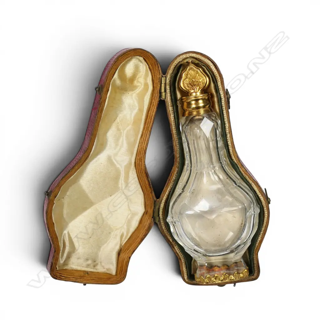 A 19thC quality gold and cut glass perfume bottle, Image 1++