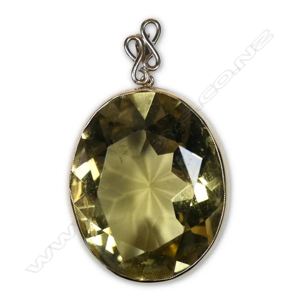 A large vintage 9ct gold and citrine pendant, Image 1++