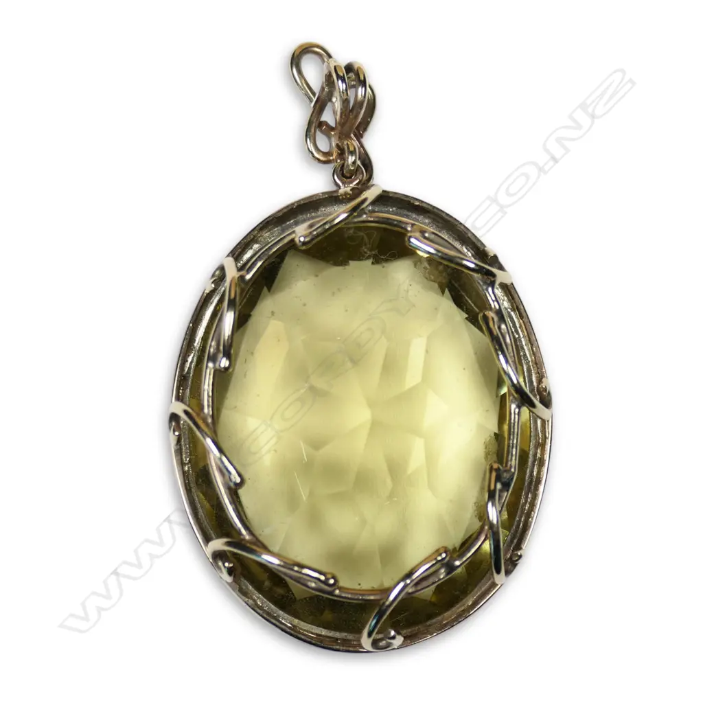 A large vintage 9ct gold and citrine pendant, Image 1++
