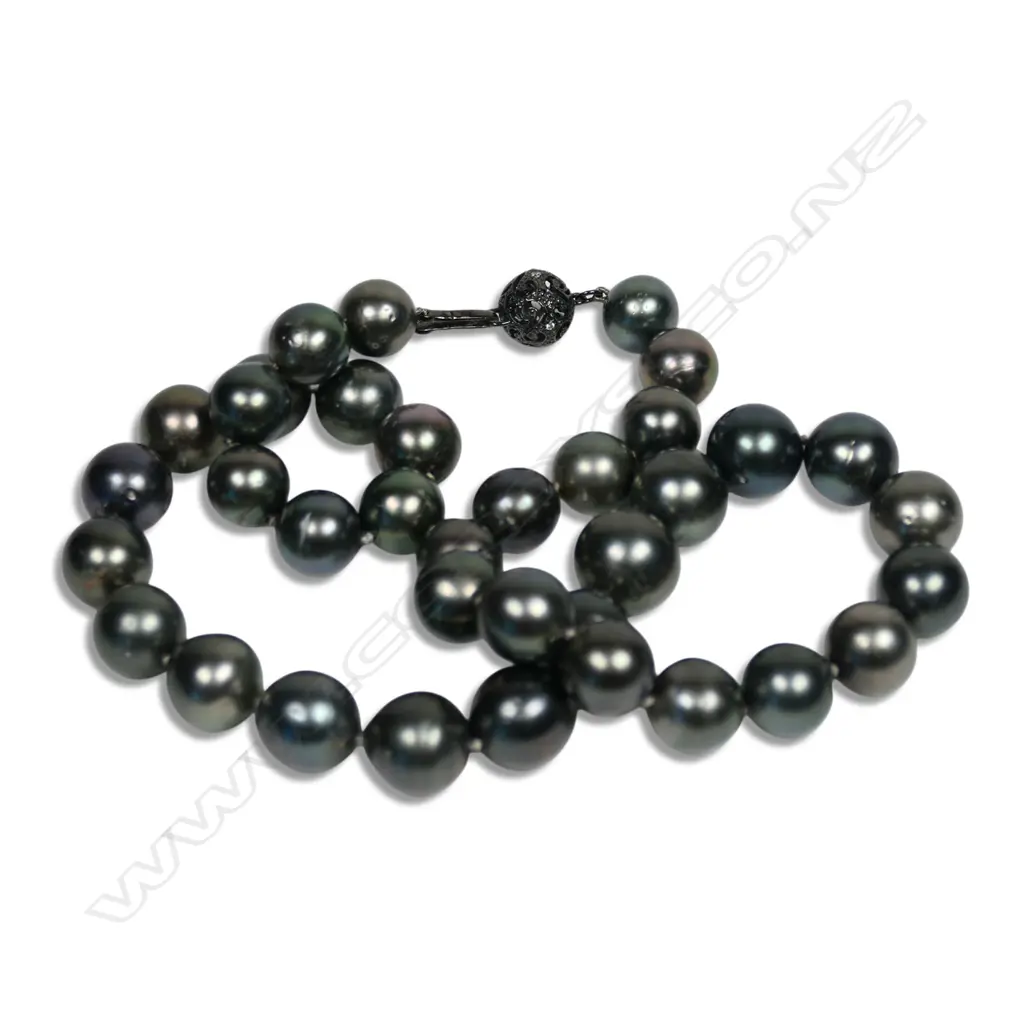 A cultured pearl necklace, Image 1++