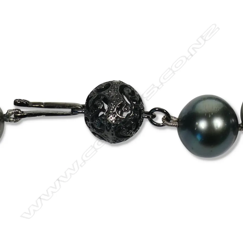 A cultured pearl necklace, Image 1++