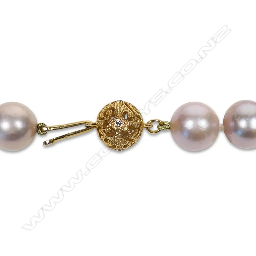 A cultured pearl necklace, Image 1++