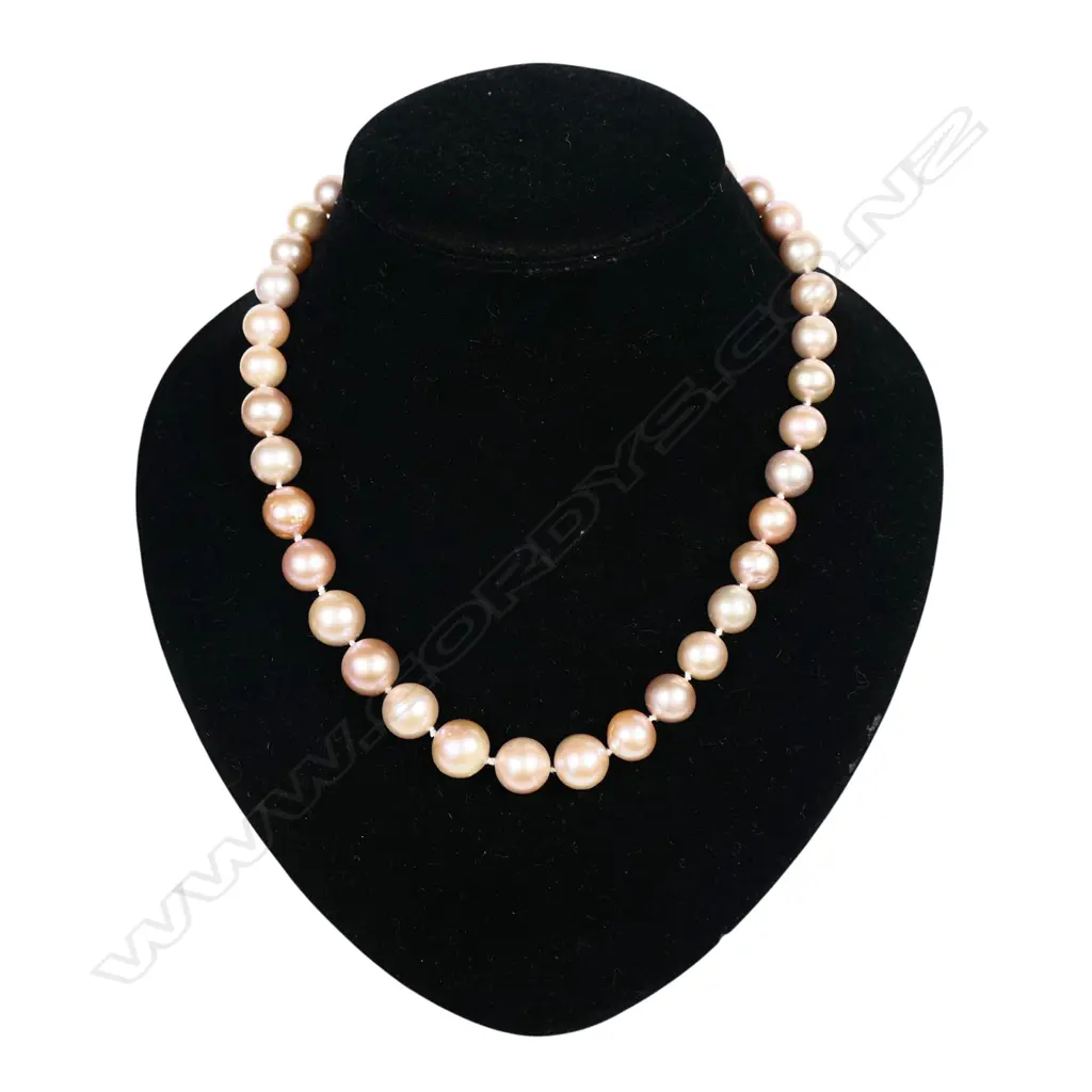 A pink cultured pearl necklace, Image 1++