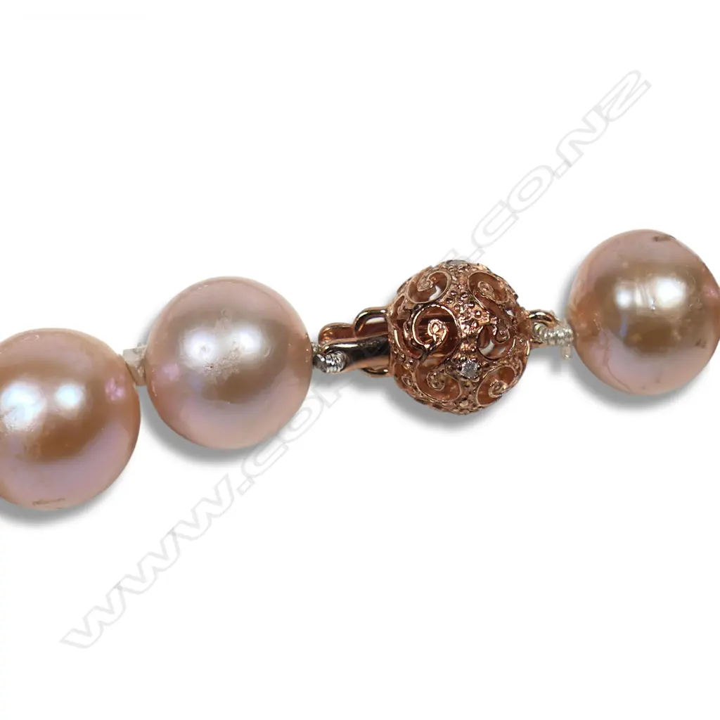 A pink cultured pearl necklace, Image 1++