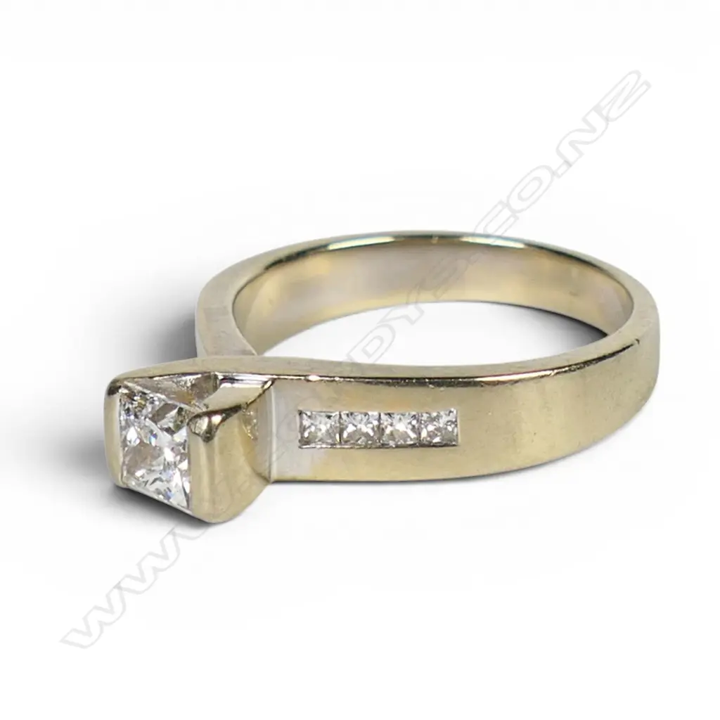 An 18ct white gold and diamond ring, Image 1++