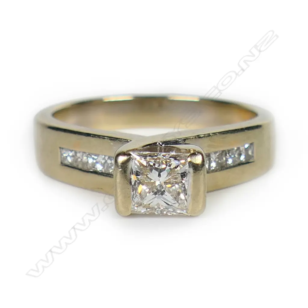 An 18ct white gold and diamond ring, Image 1++
