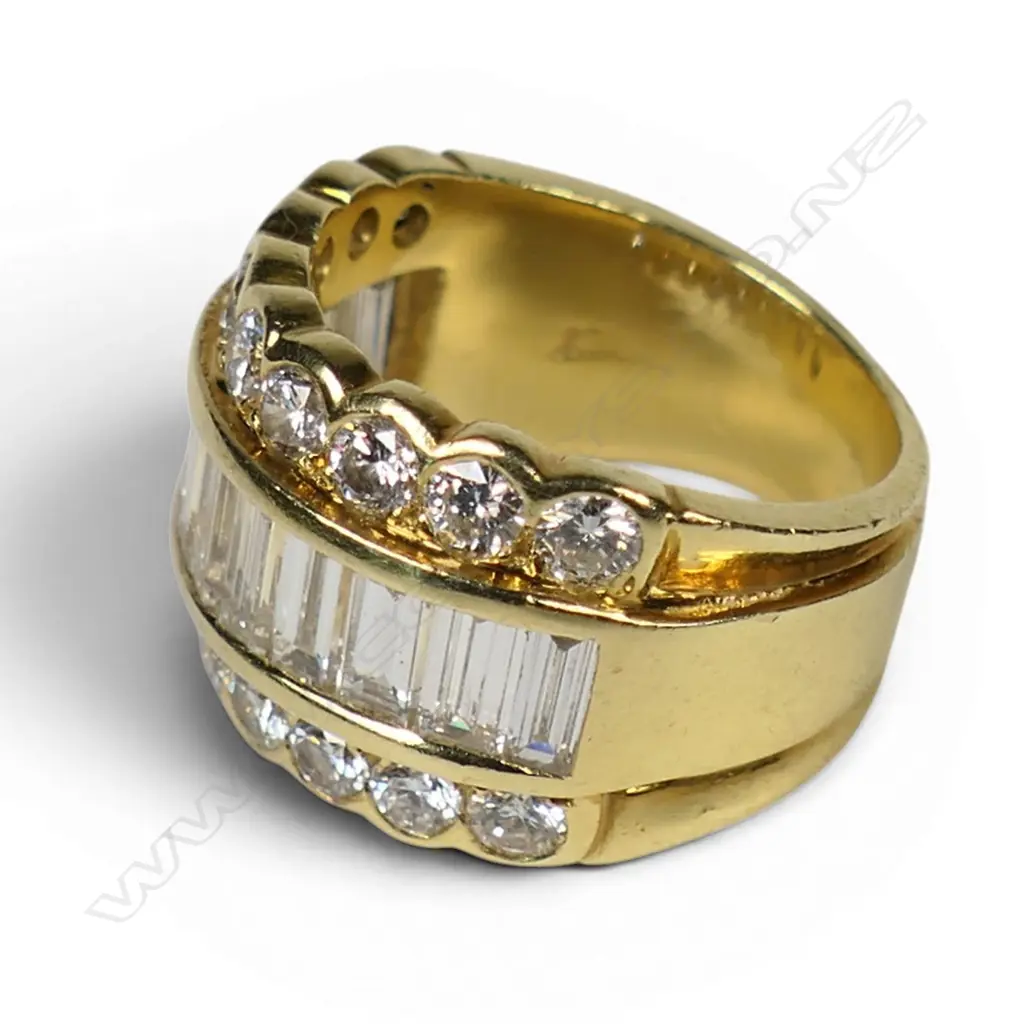 An 18ct gold and diamond dress ring, Image 1++