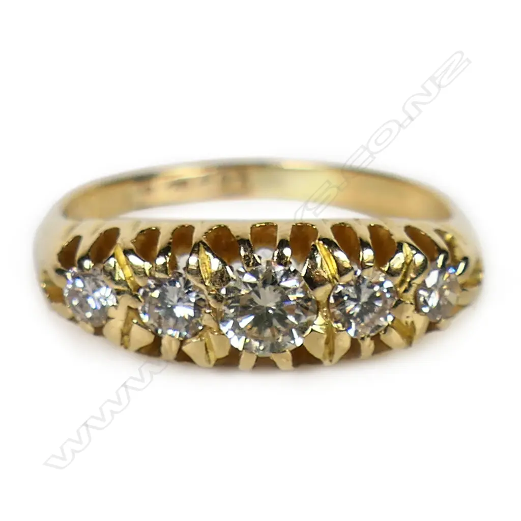 An estate 18ct gold and diamond ring, Image 1++