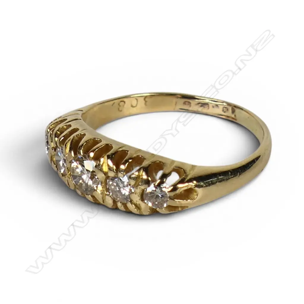 An estate 18ct gold and diamond ring, Image 1++