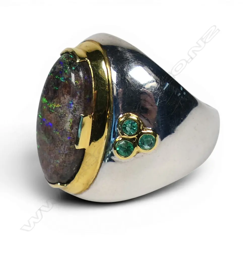A large designer silver opal and emerald ring, Image 1++