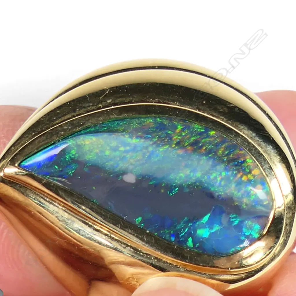 A large 18ct gold designer black opal ring, Image 1++