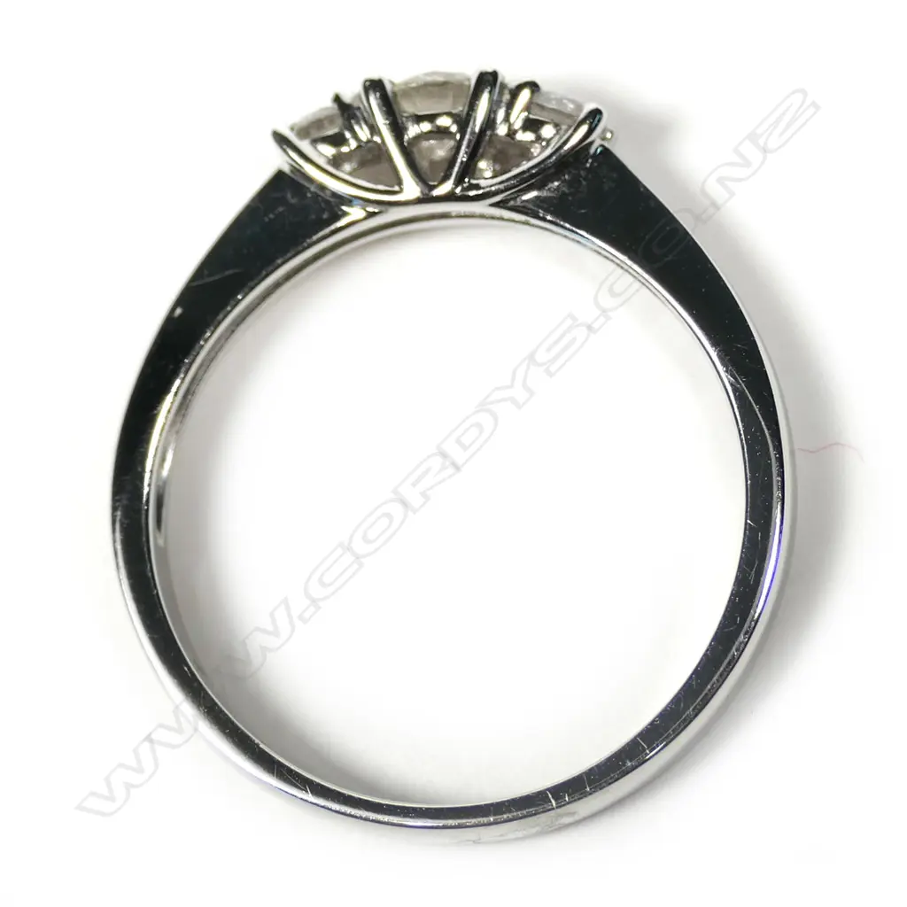 An 18ct white gold and three stone diamond ring, Image 1++