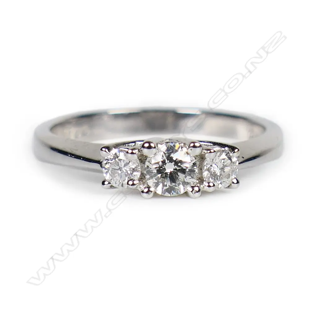 An 18ct white gold and three stone diamond ring, Image 1++