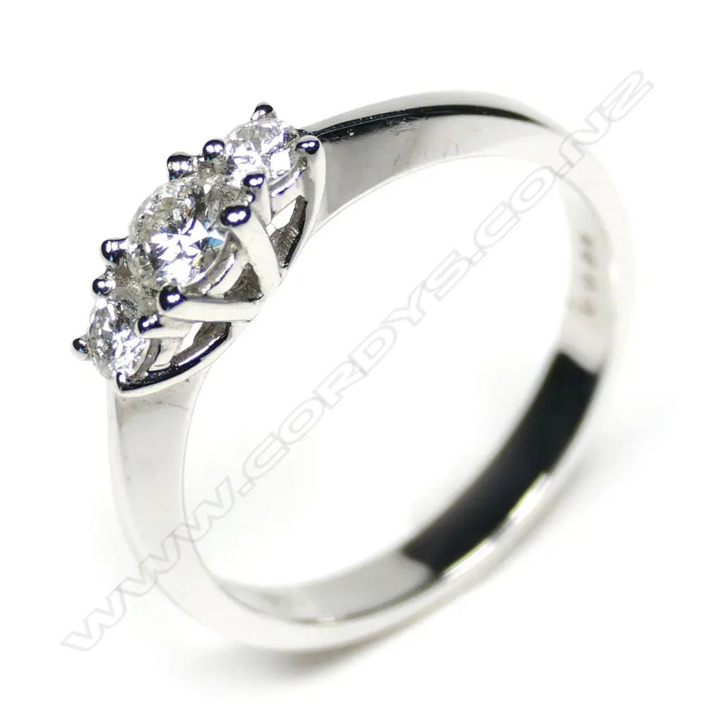 An 18ct white gold and three stone diamond ring, Image 1++