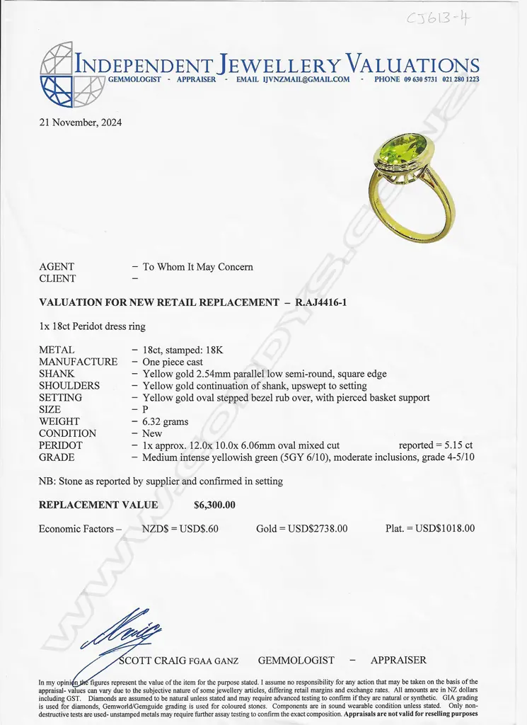 An 18ct gold and peridot ring, Image 1++